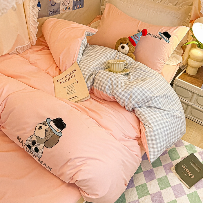 91家纺网 家纺一手货源 找家纺 眠帛 2024新款A类学生三件套小清新绣花绅士狗系列水洗棉床上用品四件套 绅士狗-奶油粉