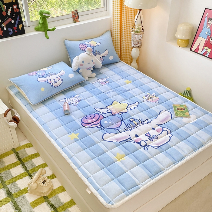 91家纺网 家纺一手货源 找家纺 米帛家纺 2024新款三丽鸥印花牛奶绒床笠 气球玉桂狗