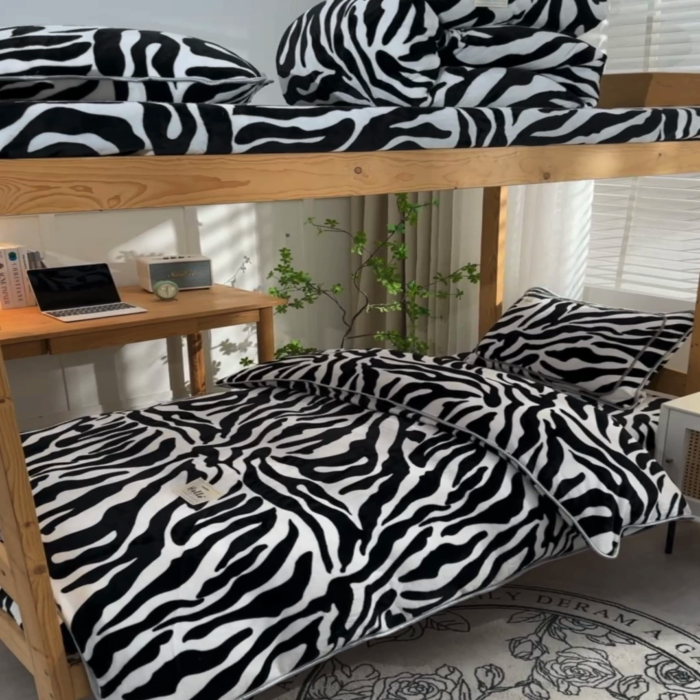 91家纺网 家纺一手货源 找家纺 牵梦萦 2025新款牛奶绒学生三件套 斑马