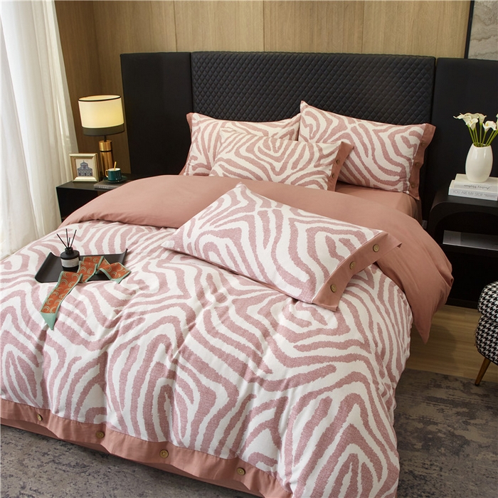 91家纺网 家纺一手货源 找家纺 沐白家居 2025新款全棉生态磨毛印花四件套-纽扣工艺款 玛德里-红