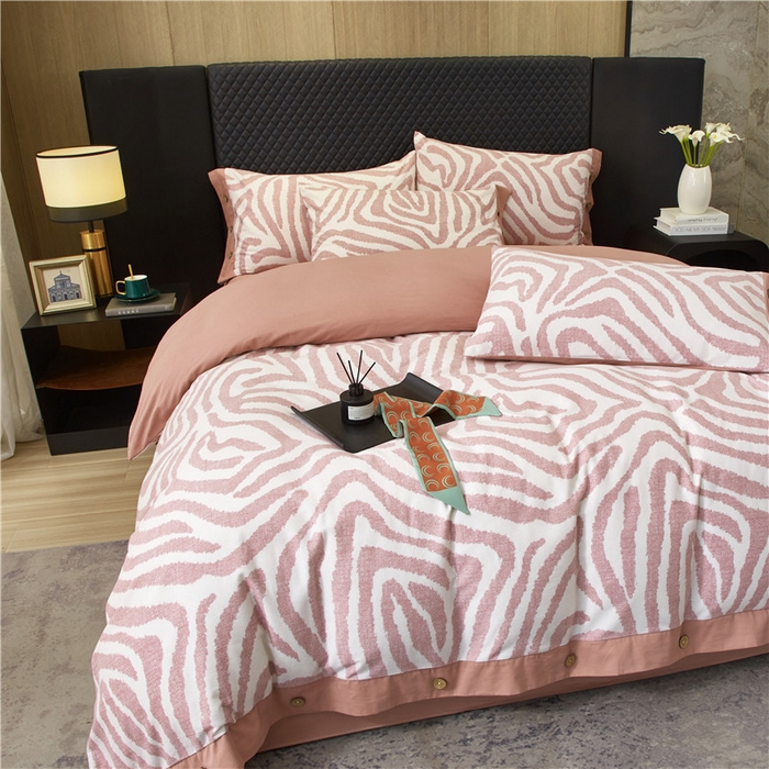 91家纺网 家纺一手货源 找家纺 沐白家居 2025新款全棉生态磨毛印花四件套-纽扣工艺款 玛德里-红