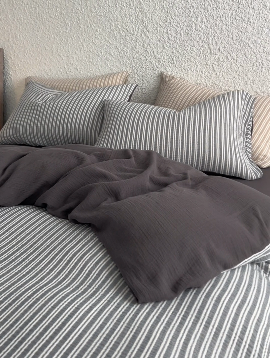 91家纺网 家纺一手货源 找家纺 2025新品尚美色织条纹绉纱系列--尚美可颂系列 尚美-可颂黑灰