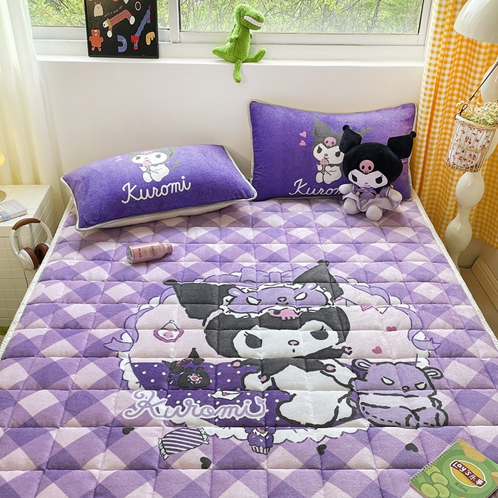 91家纺网 家纺一手货源 找家纺 米帛家纺 2024新款三丽鸥印花牛奶绒床垫 斜方格库洛米