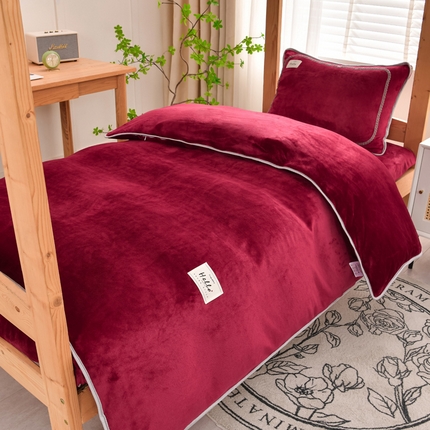 91家纺网 家纺一手货源 找家纺 牵梦萦 2025新款牛奶绒学生三件套 酒红