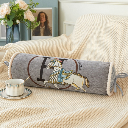 91家纺网 家纺一手货源 找家纺 （总）爱家居 2024新款雪尼尔白马糖果枕脚枕抱枕颈椎枕