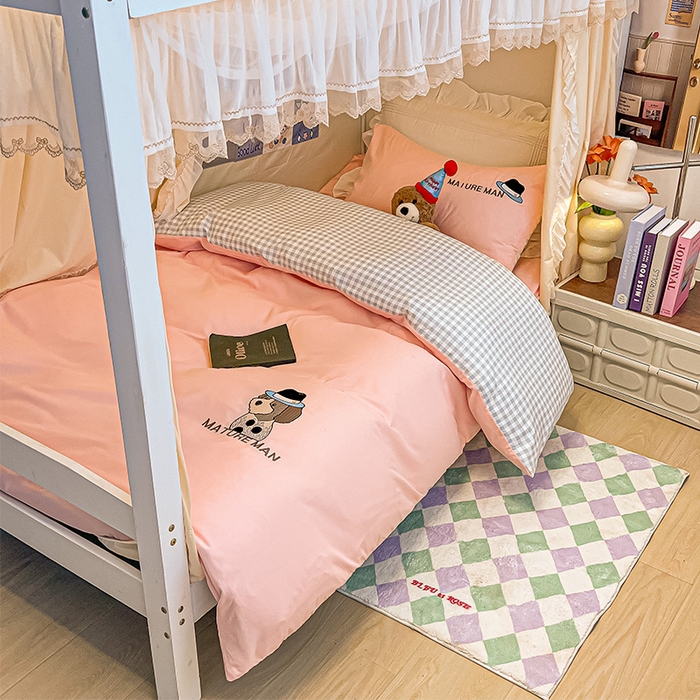 91家纺网 家纺一手货源 找家纺 眠帛 2024新款A类学生三件套小清新绣花绅士狗系列水洗棉床上用品四件套 绅士狗-奶油粉