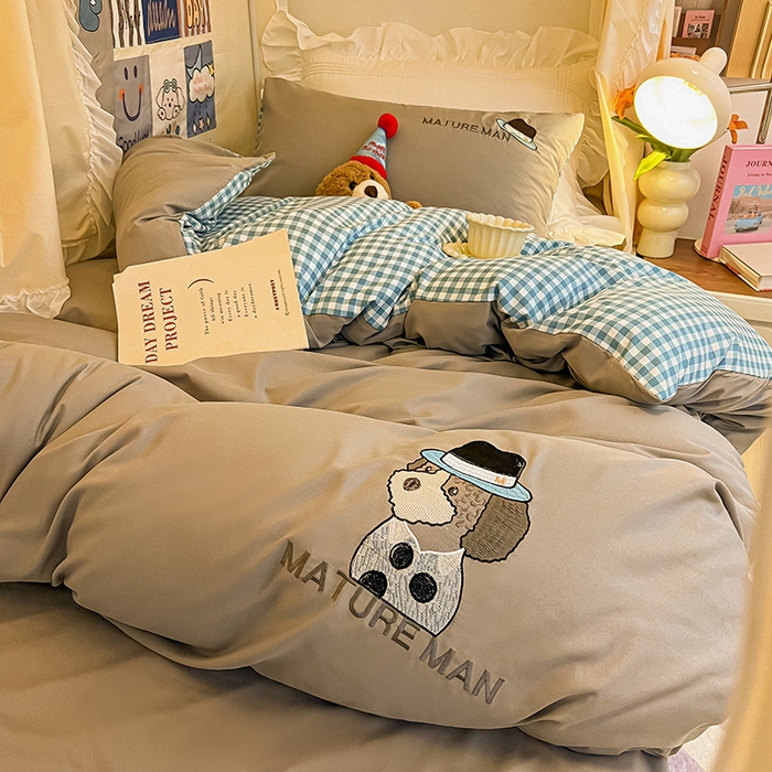 91家纺网 家纺一手货源 找家纺 眠帛 2024新款A类学生三件套小清新绣花绅士狗系列水洗棉床上用品四件套 绅士狗-浅灰