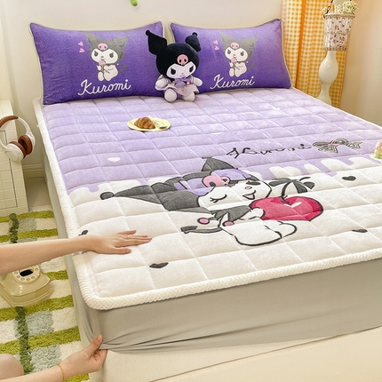 91家纺网 家纺一手货源 找家纺 米帛家纺 2024新款三丽鸥印花牛奶绒床笠 樱桃库洛米