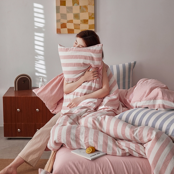 91家纺网 家纺一手货源 找家纺 2025新品尚美色织条纹绉纱系列--尚美宽条系列 尚美-雅粉宽条