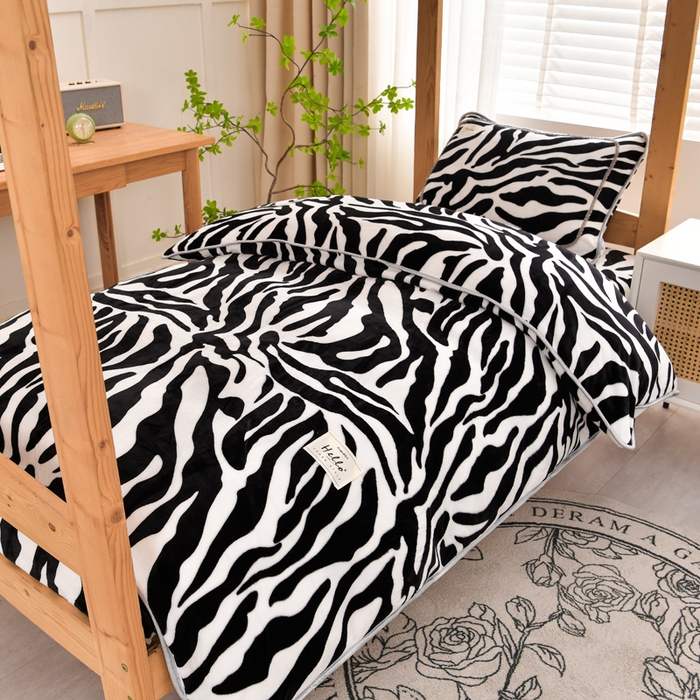 91家纺网 家纺一手货源 找家纺 牵梦萦 2025新款牛奶绒学生三件套 斑马