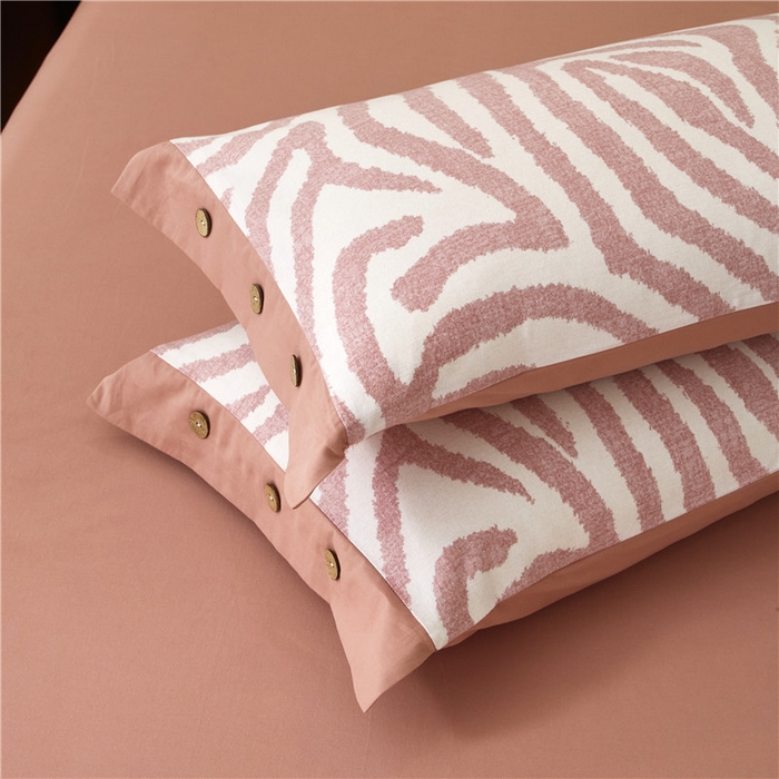 91家纺网 家纺一手货源 找家纺 沐白家居 2025新款全棉生态磨毛印花四件套-纽扣工艺款 玛德里-红