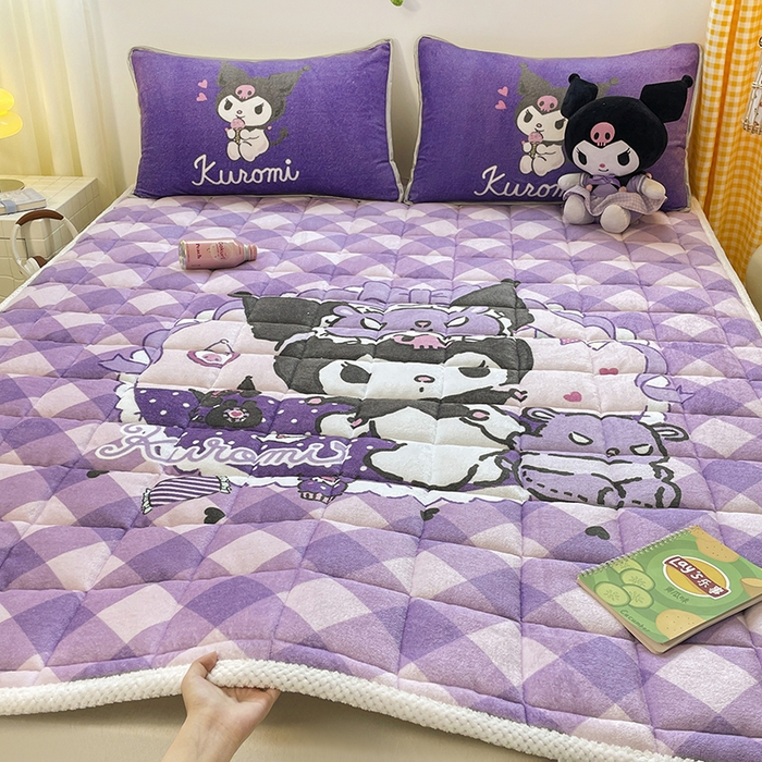 91家纺网 家纺一手货源 找家纺 米帛家纺 2024新款三丽鸥印花牛奶绒床垫 斜方格库洛米