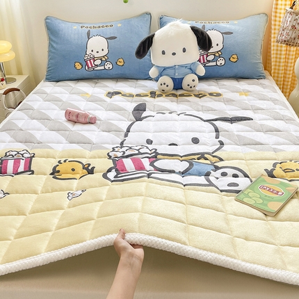 91家纺网 家纺一手货源 找家纺 米帛家纺 2024新款三丽鸥印花牛奶绒床垫 爆米花帕恰狗