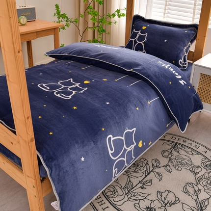 91家纺网 家纺一手货源 找家纺 牵梦萦 2025新款牛奶绒学生三件套 星空密码