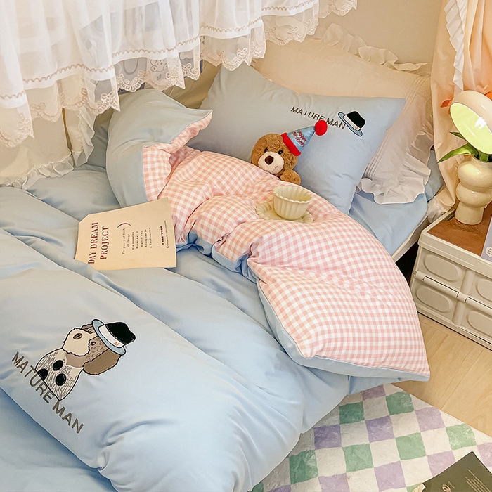 91家纺网 家纺一手货源 找家纺 眠帛 2024新款A类学生三件套小清新绣花绅士狗系列水洗棉床上用品四件套 绅士狗-天空蓝