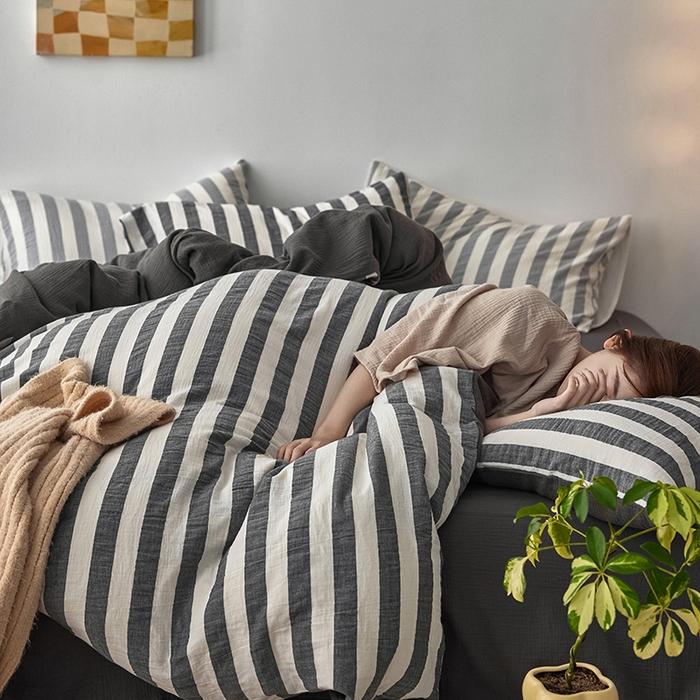 91家纺网 家纺一手货源 找家纺 2025新品尚美色织条纹绉纱系列--尚美宽条系列 尚美-黑灰宽条