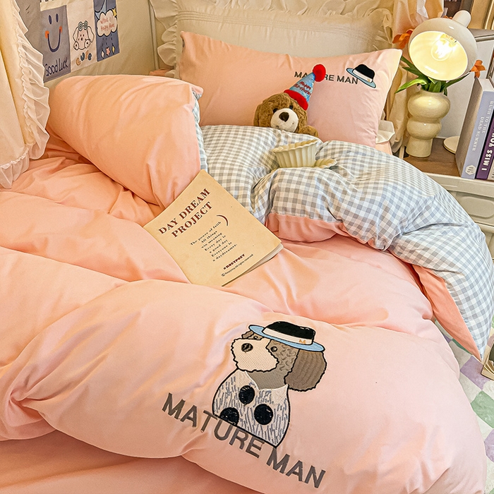 91家纺网 家纺一手货源 找家纺 眠帛 2024新款A类学生三件套小清新绣花绅士狗系列水洗棉床上用品四件套 绅士狗-奶油粉