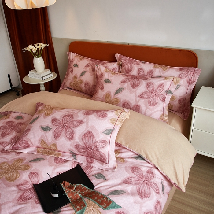 91家纺网 家纺一手货源 找家纺 2025新款全棉精梳磨毛印花四件套 迷人花香粉