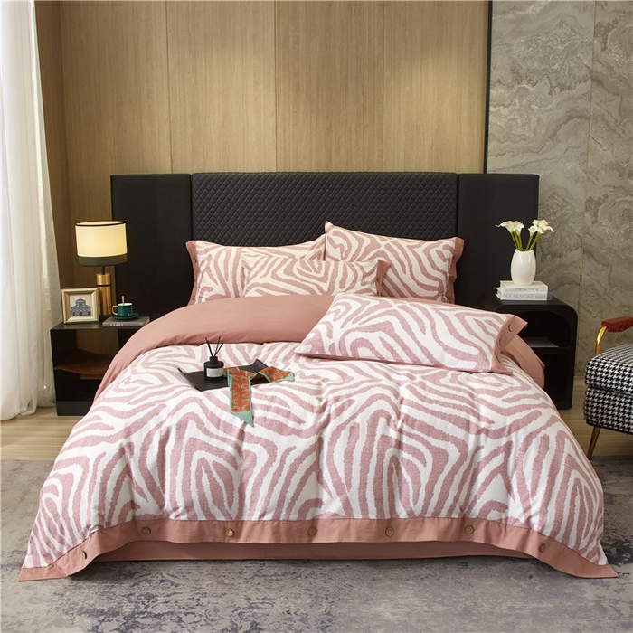 91家纺网 家纺一手货源 找家纺 沐白家居 2025新款全棉生态磨毛印花四件套-纽扣工艺款 玛德里-红