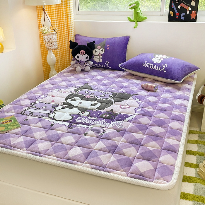 91家纺网 家纺一手货源 找家纺 米帛家纺 2024新款三丽鸥印花牛奶绒床垫 斜方格库洛米