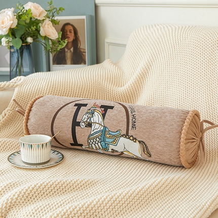 91家纺网 家纺一手货源 找家纺 （总）爱家居 2024新款雪尼尔白马糖果枕脚枕抱枕颈椎枕