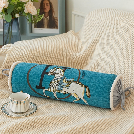 91家纺网 家纺一手货源 找家纺 （总）爱家居 2024新款雪尼尔白马糖果枕脚枕抱枕颈椎枕