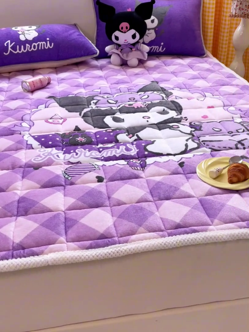 91家纺网 家纺一手货源 找家纺 米帛家纺 2024新款三丽鸥印花牛奶绒床垫 斜方格库洛米