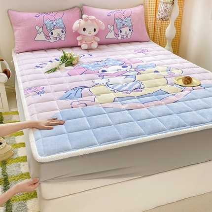 91家纺网 家纺一手货源 找家纺 （总）米帛家纺 2024新款三丽鸥印花牛奶绒夹棉床笠三件套