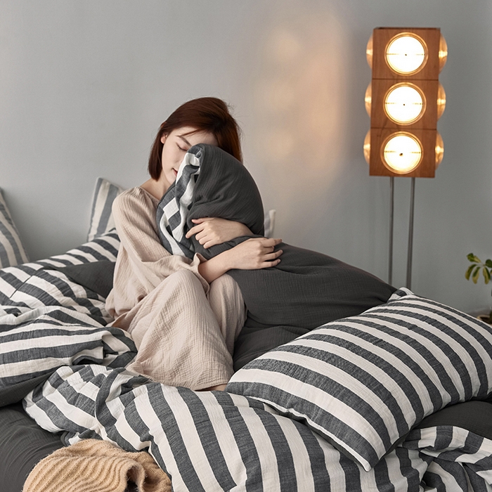 91家纺网 家纺一手货源 找家纺 2025新品尚美色织条纹绉纱系列--尚美宽条系列 尚美-黑灰宽条