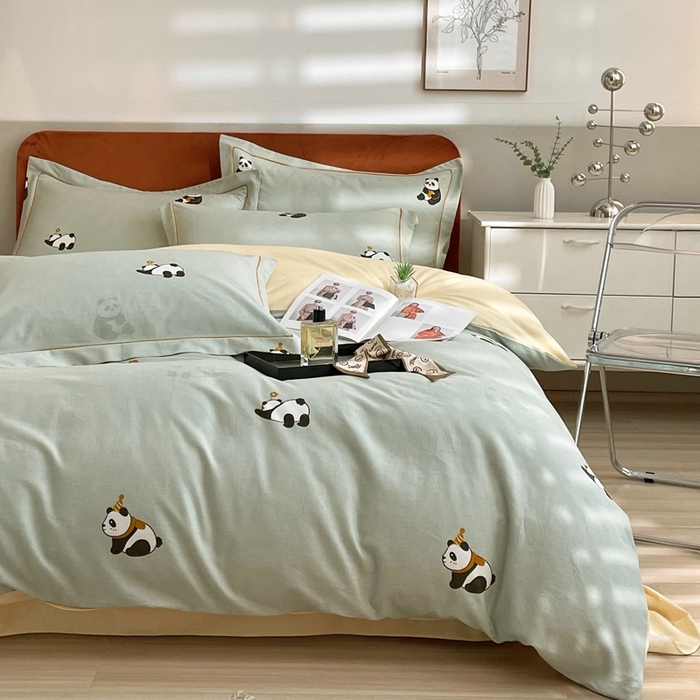 91家纺网 家纺一手货源 找家纺 2025新款全棉精梳磨毛印花四件套 爱宝乐园绿