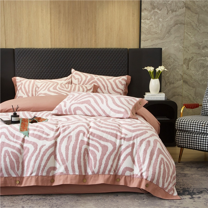 91家纺网 家纺一手货源 找家纺 沐白家居 2025新款全棉生态磨毛印花四件套-纽扣工艺款 玛德里-红