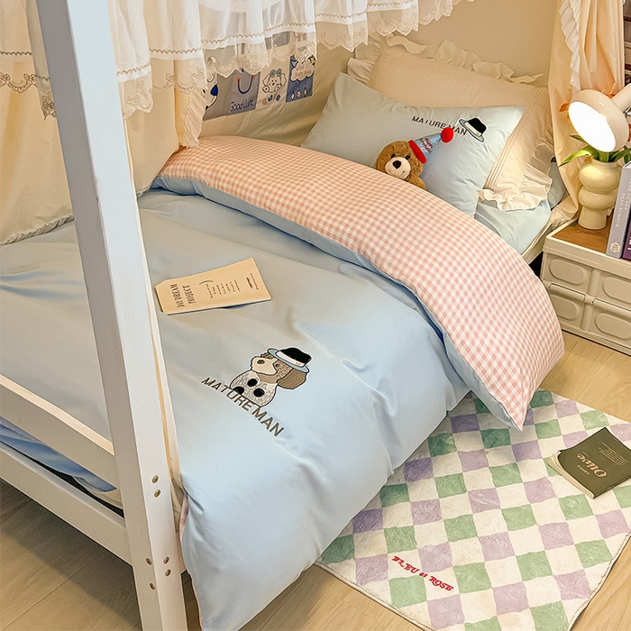 91家纺网 家纺一手货源 找家纺 眠帛 2024新款A类学生三件套小清新绣花绅士狗系列水洗棉床上用品四件套 绅士狗-天空蓝