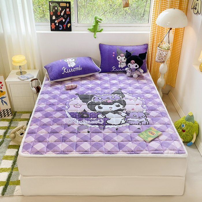 91家纺网 家纺一手货源 找家纺 米帛家纺 2024新款三丽鸥印花牛奶绒床垫 斜方格库洛米