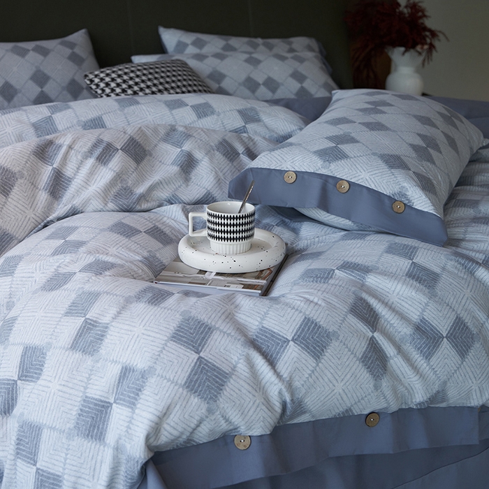 91家纺网 家纺一手货源 找家纺 沐白家居 2025新款全棉生态磨毛印花四件套-纽扣工艺款 格律时尚-蓝