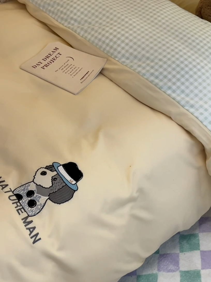 91家纺网 家纺一手货源 找家纺 眠帛 2024新款A类学生三件套小清新绣花绅士狗系列水洗棉床上用品四件套 绅士狗-奶黄