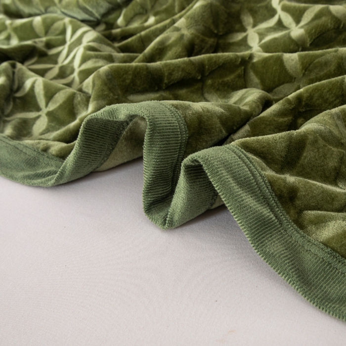 91家纺网 家纺一手货源 找家纺 2025新款铜钱纹大有光提花毛毯保暖盖毯宽包边 军绿