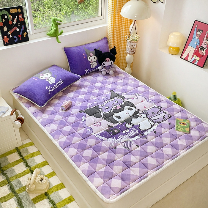 91家纺网 家纺一手货源 找家纺 米帛家纺 2024新款三丽鸥印花牛奶绒床垫 斜方格库洛米