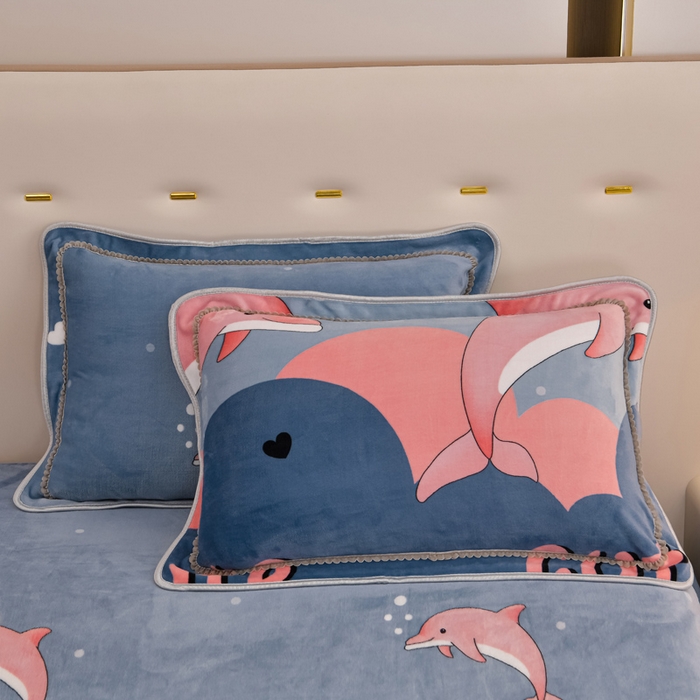 91家纺网 家纺一手货源 找家纺 雨洋2025新款加厚保暖8.5斤牛奶绒金貂婴儿绒四件套 小海豚