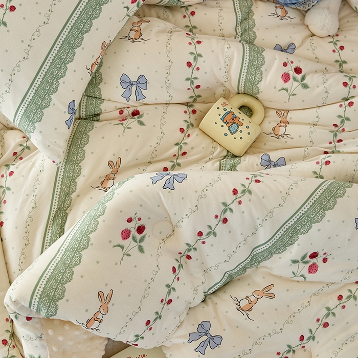 91家纺网 家纺一手货源 找家纺 木堇家居 2024新款针织棉豆豆被大豆四季被冬被被子被芯 针织豆豆被-花藤草莓兔-米黄