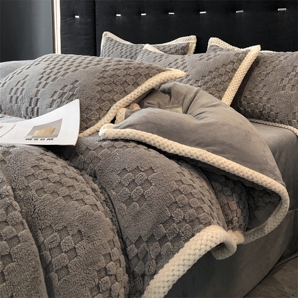 91家纺网 家纺一手货源 找家纺 （总）悦织语 2025新款提花塔芙绒被套毯大包边宽边款四件套