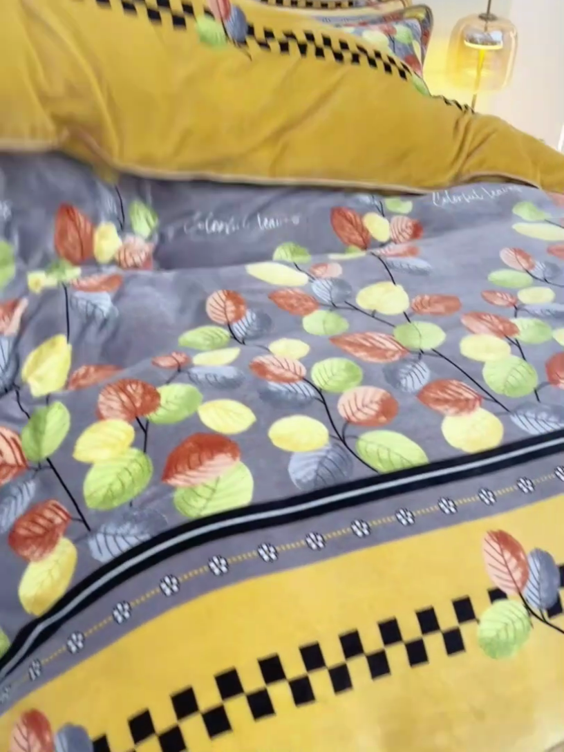 91家纺网 家纺一手货源 找家纺 绒品壹家家纺 2024新款180g7斤牛奶绒印花四件套 枝繁叶茂-黄