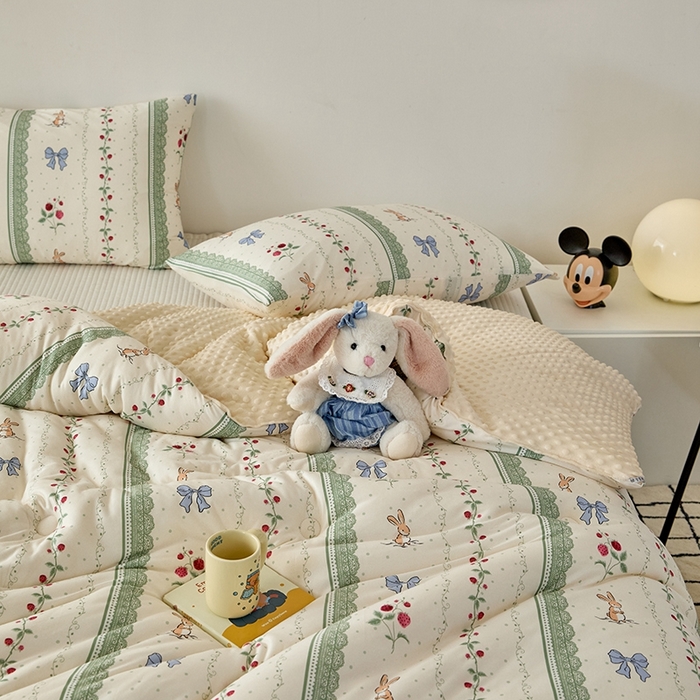 91家纺网 家纺一手货源 找家纺 木堇家居 2024新款针织棉豆豆被大豆四季被冬被被子被芯 针织豆豆被-花藤草莓兔-米黄