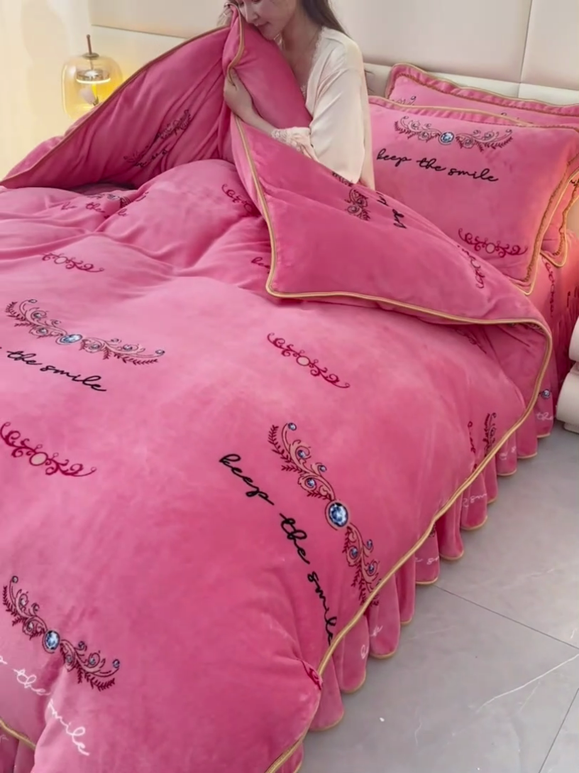 91家纺网 家纺一手货源 找家纺 绒品壹家家纺 2024新款180g7斤牛奶绒印花四件套 一鹿有你