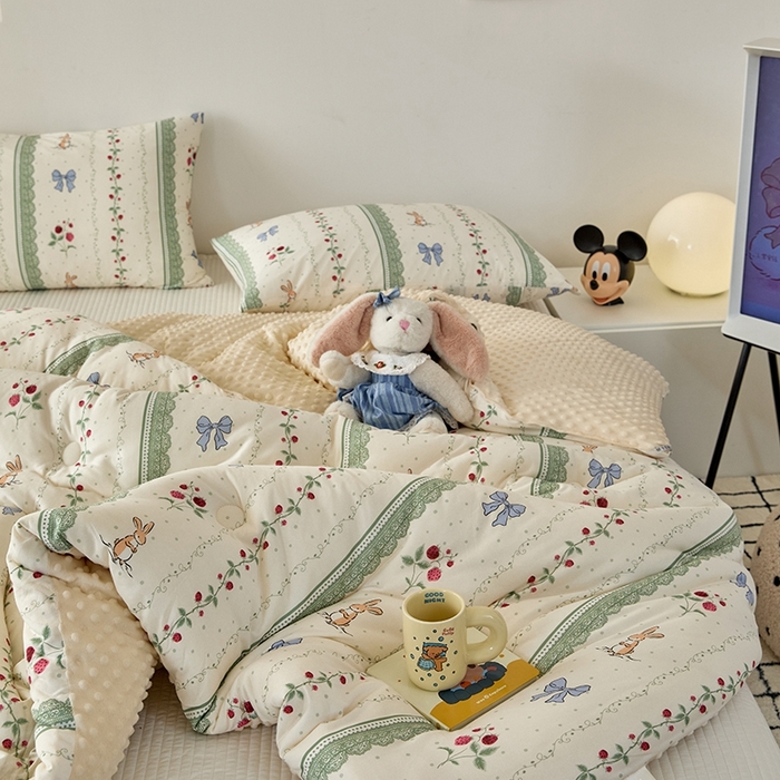 91家纺网 家纺一手货源 找家纺 木堇家居 2024新款针织棉豆豆被大豆四季被冬被被子被芯 针织豆豆被-花藤草莓兔-米黄