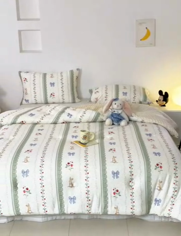 91家纺网 家纺一手货源 找家纺 木堇家居 2024新款针织棉豆豆被大豆四季被冬被被子被芯 针织豆豆被-花藤草莓兔-米黄