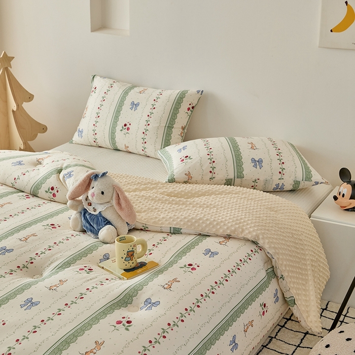 91家纺网 家纺一手货源 找家纺 木堇家居 2024新款针织棉豆豆被大豆四季被冬被被子被芯 针织豆豆被-花藤草莓兔-米黄