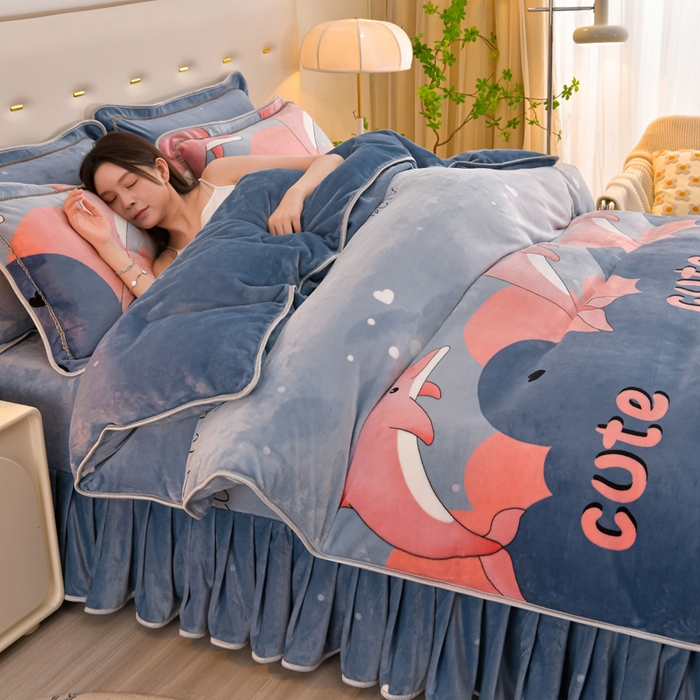 91家纺网 家纺一手货源 找家纺 雨洋2025新款加厚保暖8.5斤牛奶绒金貂婴儿绒四件套 小海豚