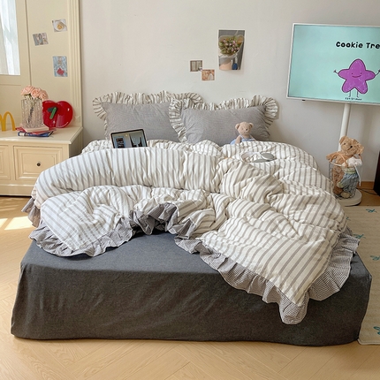 91家纺网 家纺一手货源 找家纺 桃子家居 2024新款A类ins色织水洗棉花边撞色玛卡龙格子韩版花边纯棉系列四件套 水洗棉花边-灰条椰椰