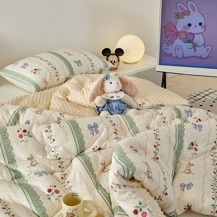 91家纺网 家纺一手货源 找家纺 木堇家居 2024新款针织棉豆豆被大豆四季被冬被被子被芯 针织豆豆被-花藤草莓兔-米黄