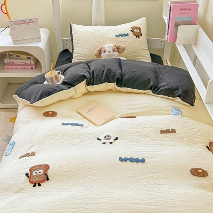 91家纺网 家纺一手货源 找家纺 盼季家纺 2024新款毛巾绣水洗棉学生三件套-面包达人 面包人-奶黄黑